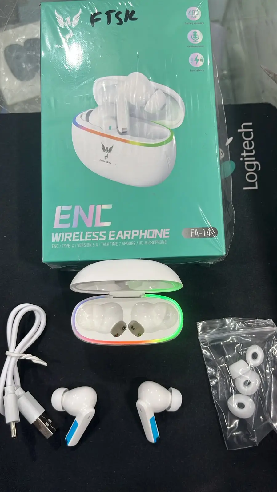 White Long-Lasting Battery With Fast Charge 4 Earbuds