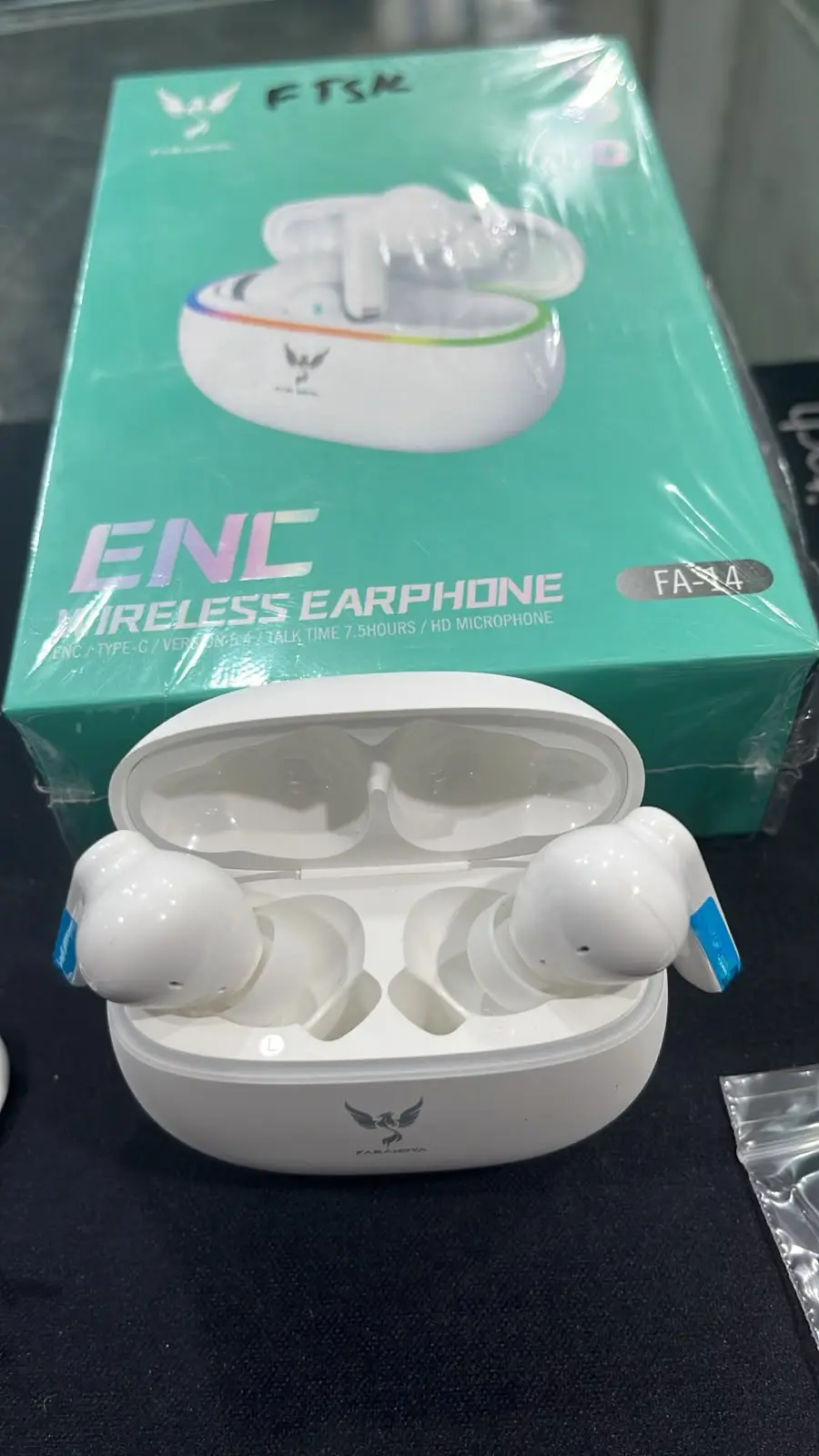 White Long-Lasting Battery With Fast Charge 4 Earbuds