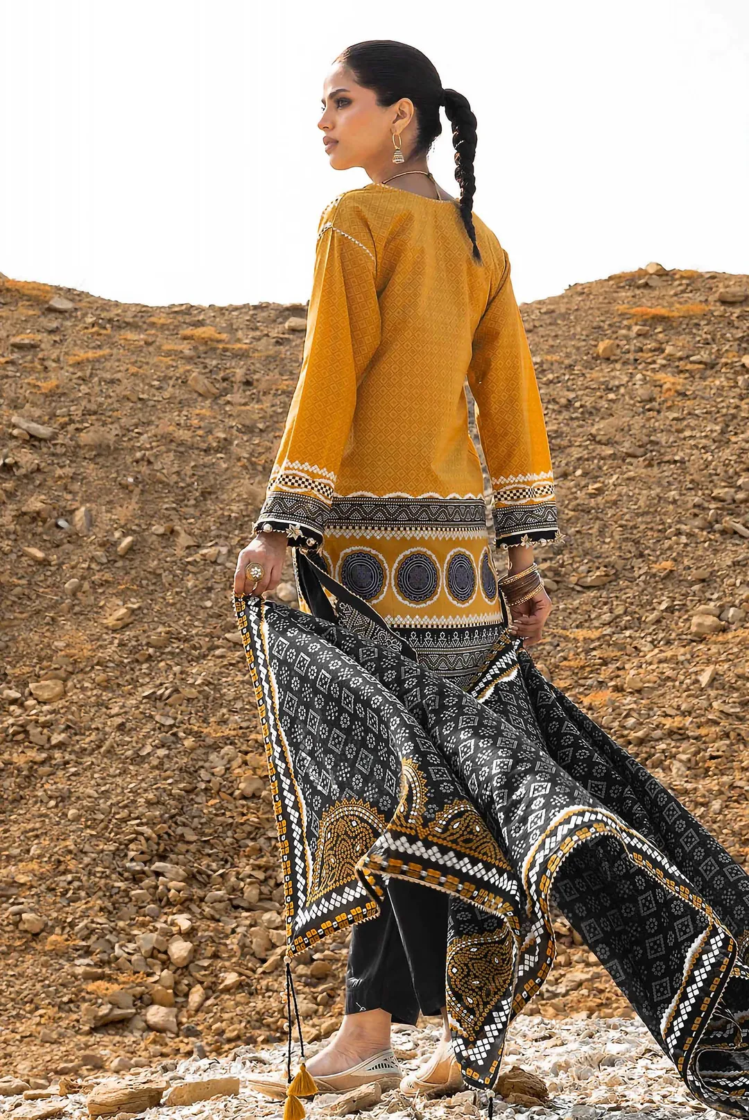 3 Pcs Women's Unstitched Printed Suit