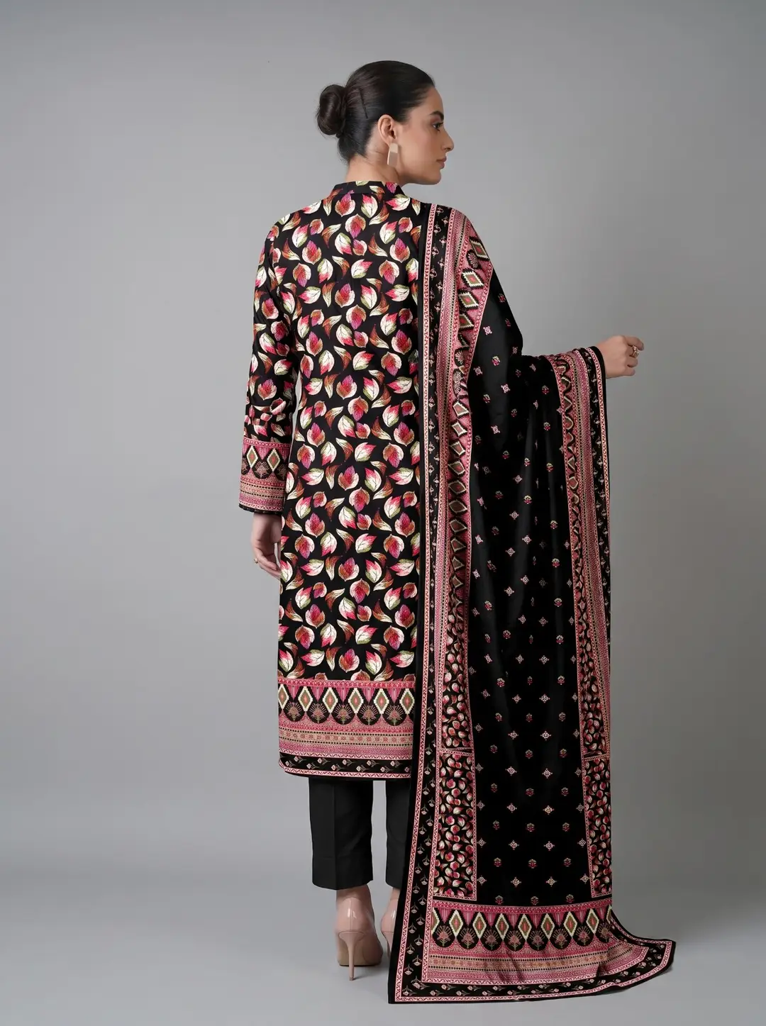 3 Pcs Women's Unstitched Printed Suit