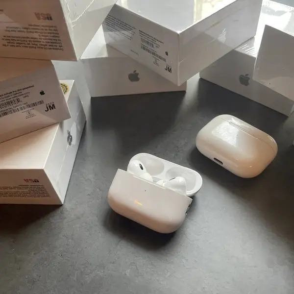 PRO 3 White Long-Lasting Battery With Fast Charge Earbuds