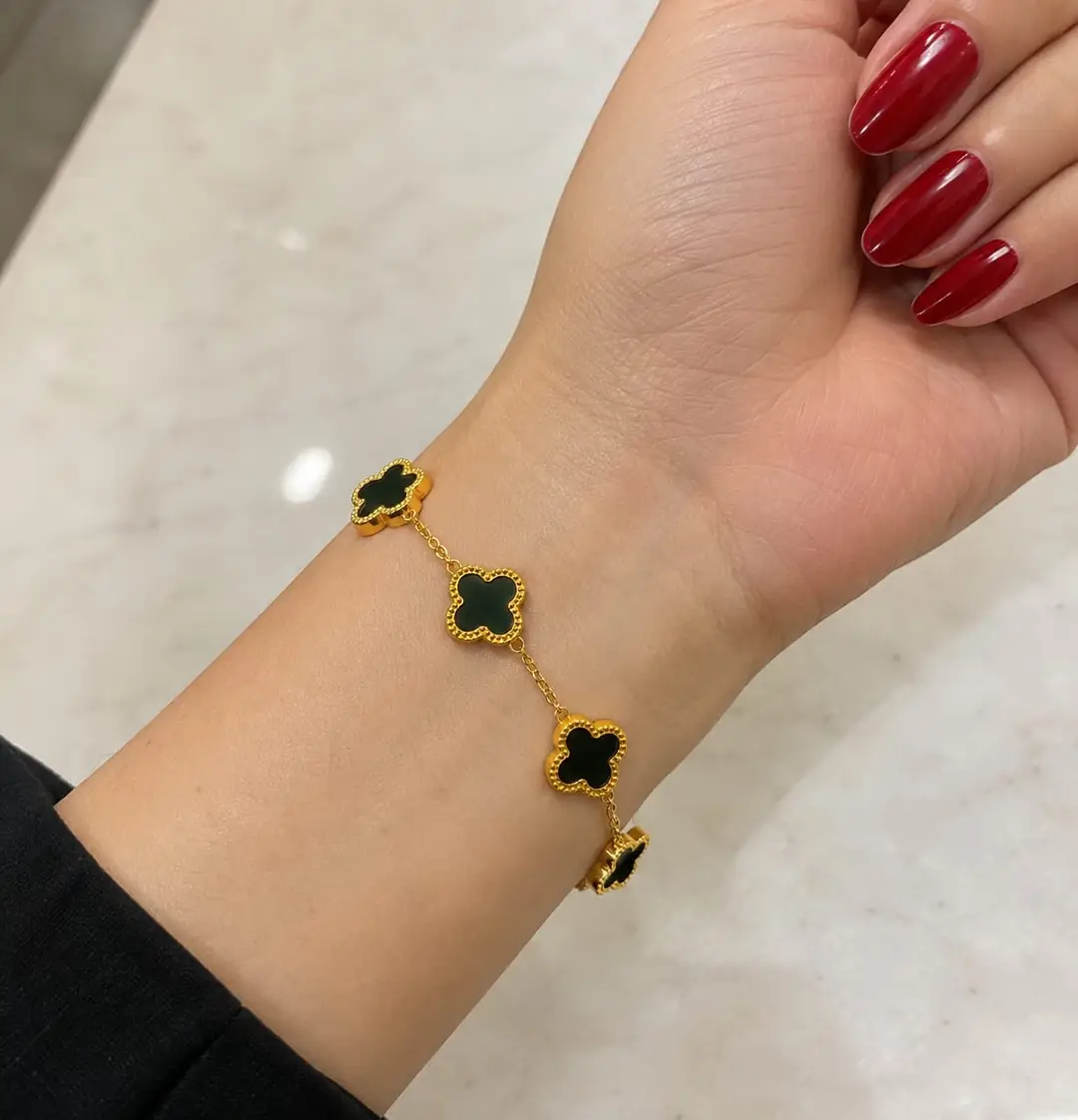 1 Pc Clover Design 1 Carat Gold Plated Resin Chain Bracelet