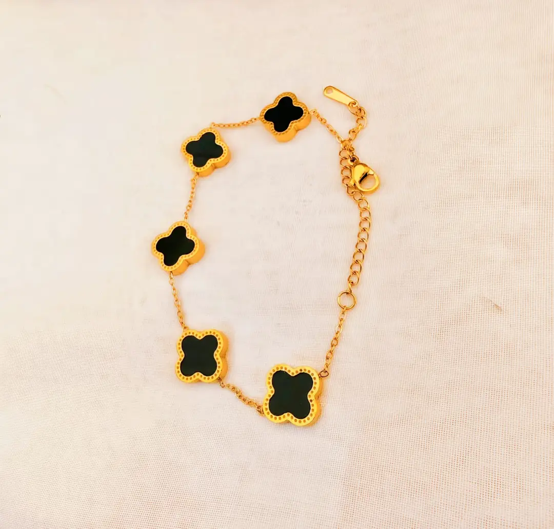 1 Pc Clover Design 1 Carat Gold Plated Resin Chain Bracelet