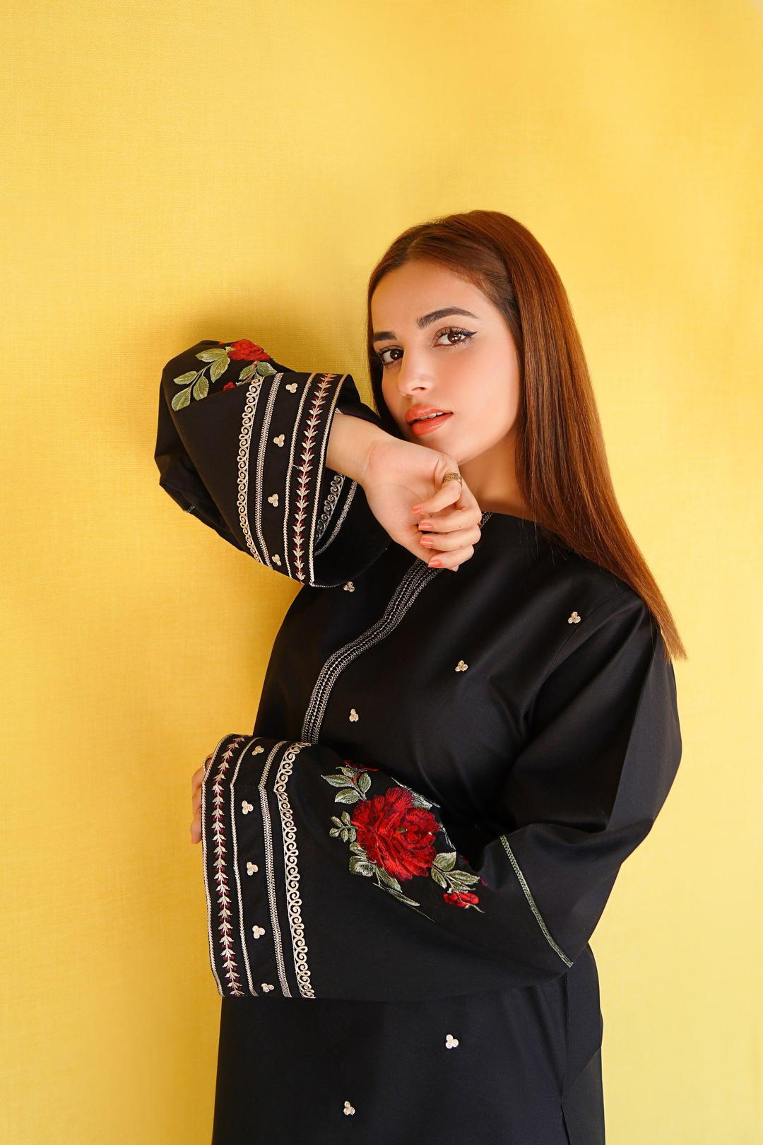 Women Embroidered Lawn Suit Black 2.5 Gazz