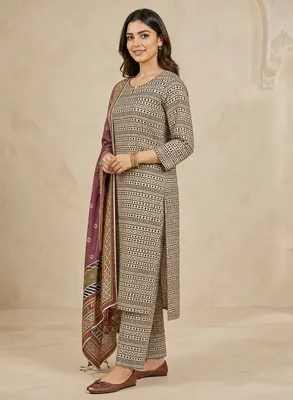 Stylish 3 Pcs Women's Unstitched Digital Print Suit thumbnail 2