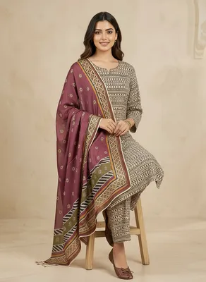 Stylish 3 Pcs Women's Unstitched Digital Print Suit thumbnail 4