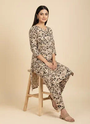 Stylish 2 Pcs Women's Unstitched Printed Suit thumbnail 3