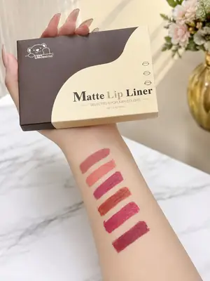 Bold Coverage Lip Gloss 200 g thumbnail 4
