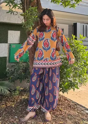 2 Pcs Women's Stitched Doria lawn Printed cord-set with Farshi trouser