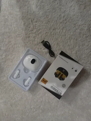 White Earbuds thumbnail 4