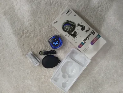 Black Earbuds thumbnail 3