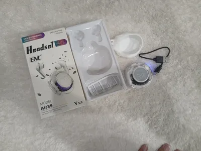 White Earbuds thumbnail 6
