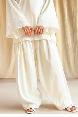 3 Pcs Women's Stitched Cotton Lawn Embroidered Suit thumbnail 2