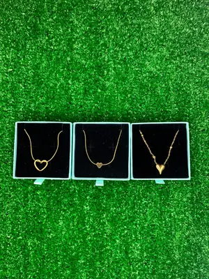 Multi Layered Gold Plated Artificial Stones Pendant thumbnail 2