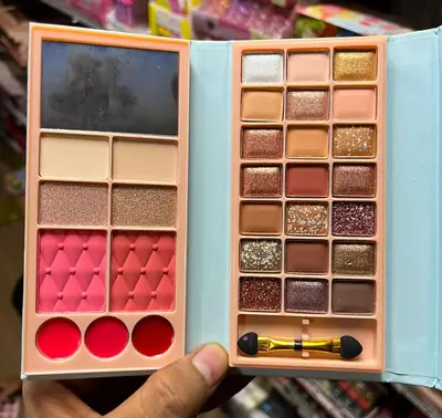 Multicolor Matte And Glitter Eyeshadow Kit - 1 Pcs High Pigmented Palette