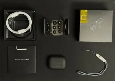 White Airpods thumbnail 4