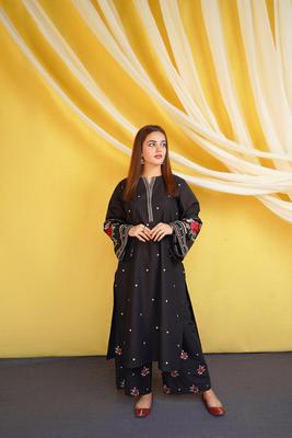 Women Embroidered Lawn Suit Black 2.5 Gazz thumbnail 2