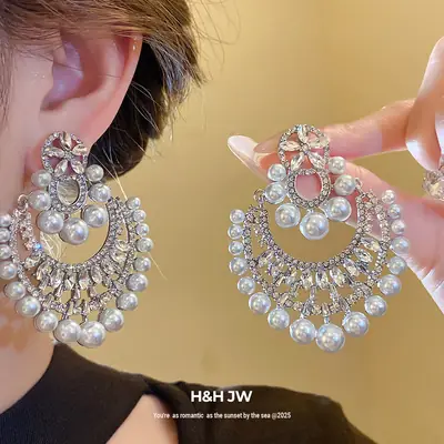 Silver Needle Inlaid with Diamonds and Pearl Flower Pendant Earrings, European and American Retro New Fashion Earrings, Light Luxury and High-End Earrings for Women