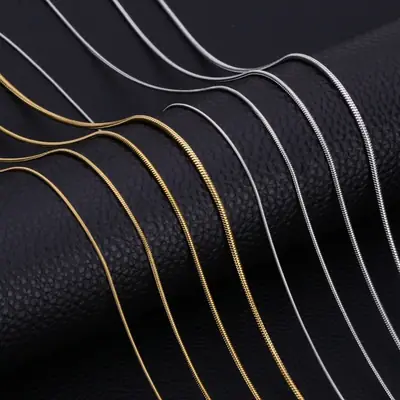 Yiwu Manufacturer Jewelry Stainless Steel Round Snake Accessory Necklace Light Luxury Niche Clavicle Chain Jewelry for Women