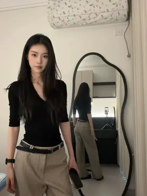 High-End Black V-Neck Mid-Sleeve T-Shirt for Women, Perfect for Spring Layering, Very Stylish, Slim-Fit, Waist-Cinching, Three-Quarter Sleeve Top