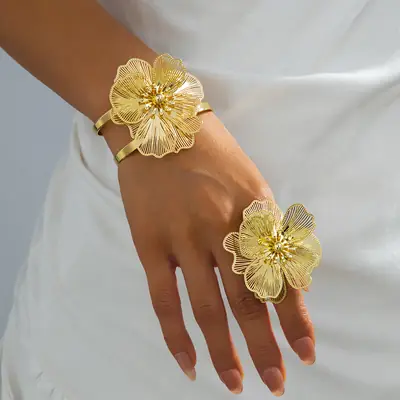 Cross-Border Women's Gold Flower Hollow-Out Open Bracelet, European and American Style Exaggerated Metal Arm Ring, Adjustable Fashion Accessory
