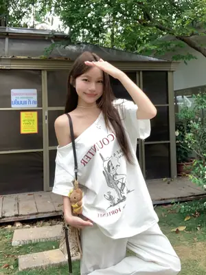 American-Style Spicy Girl Western Girl Print One-Shoulder Short-Sleeve T-Shirt for Women, Summer Loose High-End Design Off-Shoulder Top
