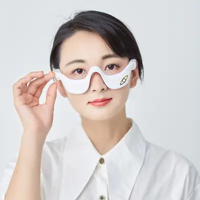 Smart eye massager for reducing eye bags and dark circles, an eye care device for beauty and eye protection, featuring spa-style vibration and heating functions for home use