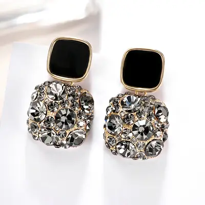 Sexy Round Face Earrings with Red Net Design