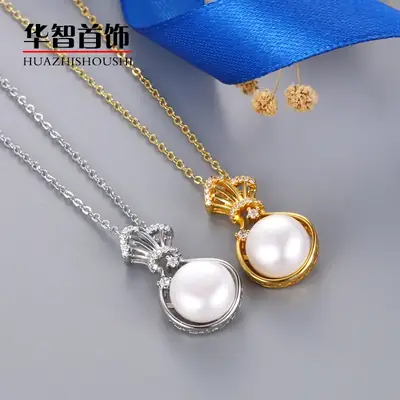 Gold Pearl Pendant Necklace with Elegant Design