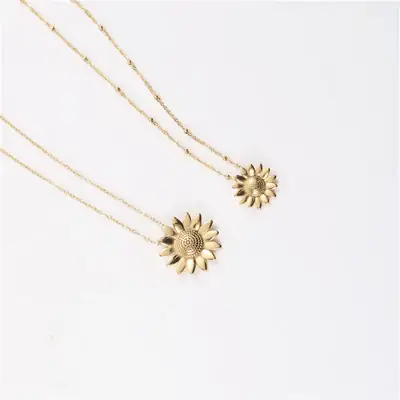 Designer titanium steel plated 18K gold necklace female designer design sense daisy flower ins clavicle chain