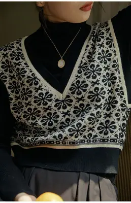 Women's Knitted V-Collar Vest with Floral Print