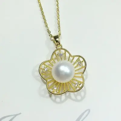 Real Gold Color-Preserving Hollow Flower Pendant Necklace
