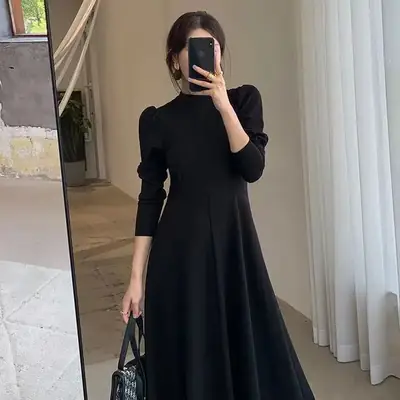 Black Korean Style Dress with Long Skirt & Waist-Cinching Sleeves