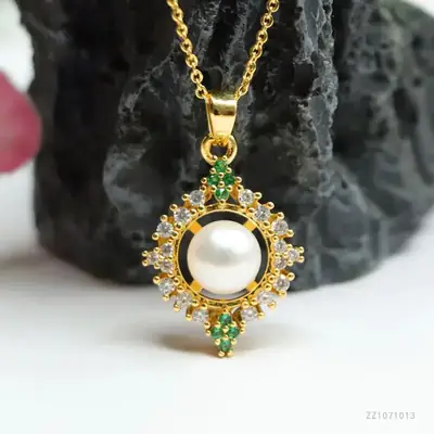 Guan Yu Pearl Sunflower Necklace Gold