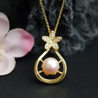 Guan Yu Pearl Flower Necklace Gold High Luster