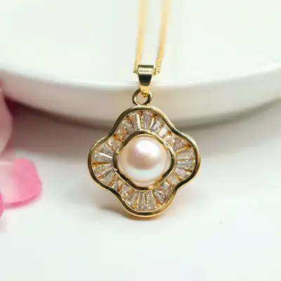Guan Yu Pearl Pendant Necklace Four Leaf Clover Gold