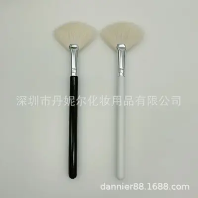 2021 Fan Brush Highlighter Brightening Beauty Tool