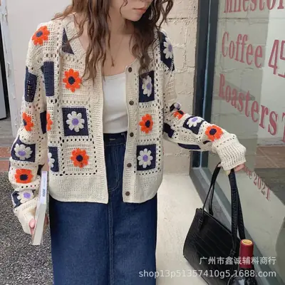 Women's Knitted Flower Cardigan Blue Round Neck Short
