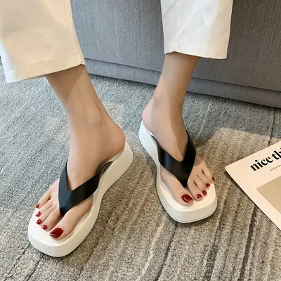 Korean muffin thick-soled flip-flops women's 2023 Summer new fashion clip feet outside wear beach sandals and slippers manufacturers
