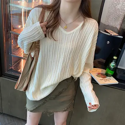 Women's Black Knit Shirt with Long Sleeve & Chain Bag