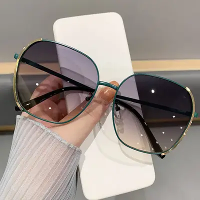 Women's Korean Style Gradual Color Sunglasses with Anti-UV Protection