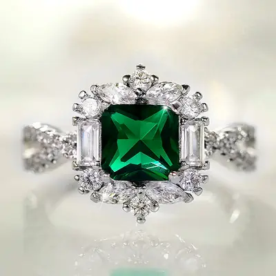 Luxury Emerald Zircon Wedding Ring with Diamond Set
