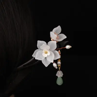 White Flower Hairpin with Jade Tassels and Hanfu Design