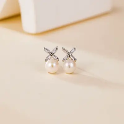Korean Version 2021 Freshwater Pearl Flower Stud Earrings with Rhinestones for Women