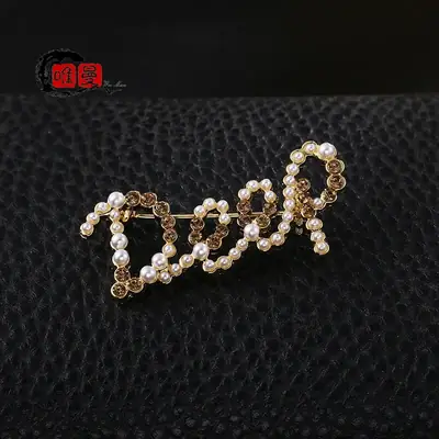 Pearl Corsage Brooch with English Letter Pin