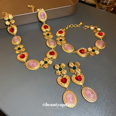 Mid-ancient flower necklace with red gemstones gold plating