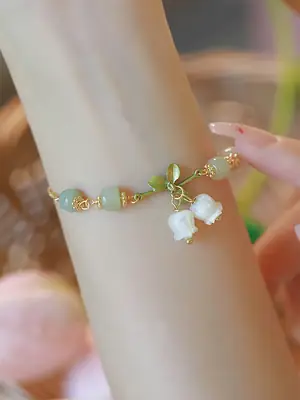 Chinese Style White Shell Lily Bracelet for Women