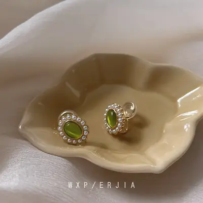 Green Cat's Eye Ear Clip with Pearl High-End Design