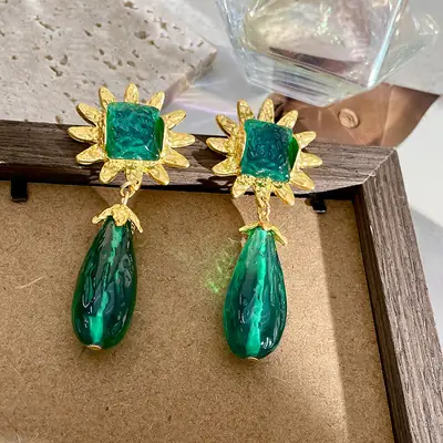 Mid-ancient green crystal earring gold plated square drop design
