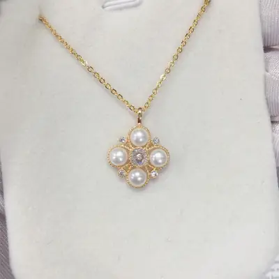 18K Gold Pearl Pendant Necklace with Four Leaf Clover Design